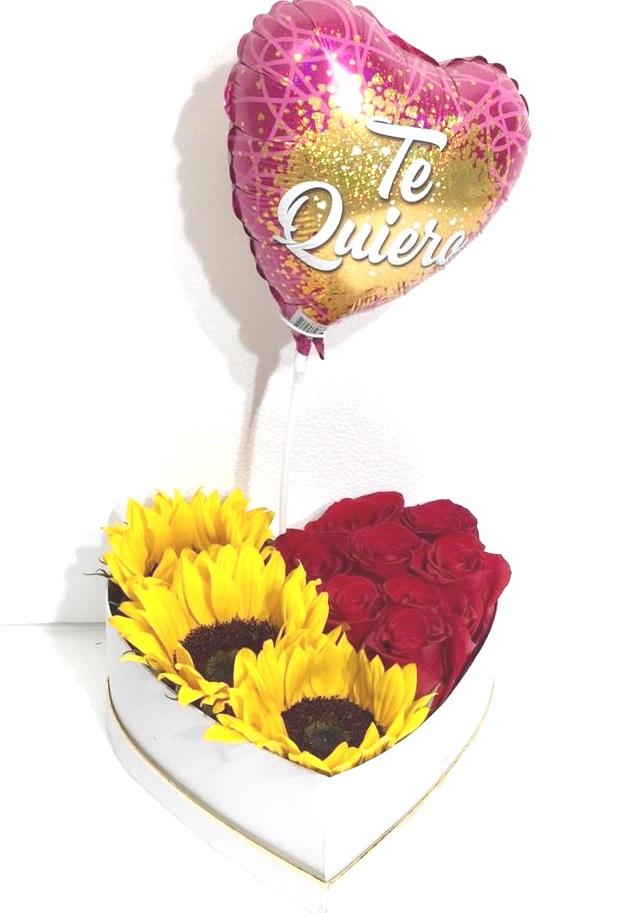 Caja coraz�n con 3 girasoles y 8 rosas ecuatorianas y Globito
